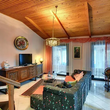 בית נופש House Silvana פולה