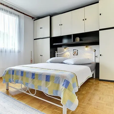 בית נופש House Silvana פולה